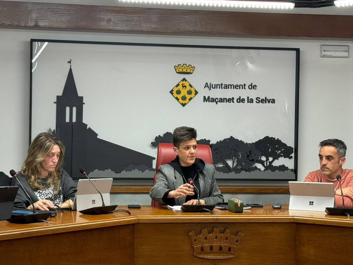 L'alcaldessa, al centre, durant el ple on s'ha aprovat la nova adjudicació del servei d'aigua.