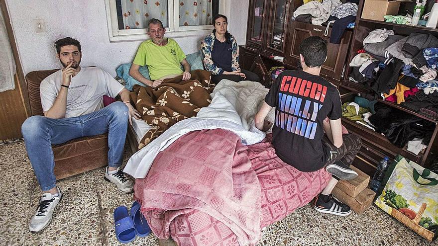 La familia Jover Moreno, ayer, en casa de un vecino de la calle Cefeo que les ha acogido.