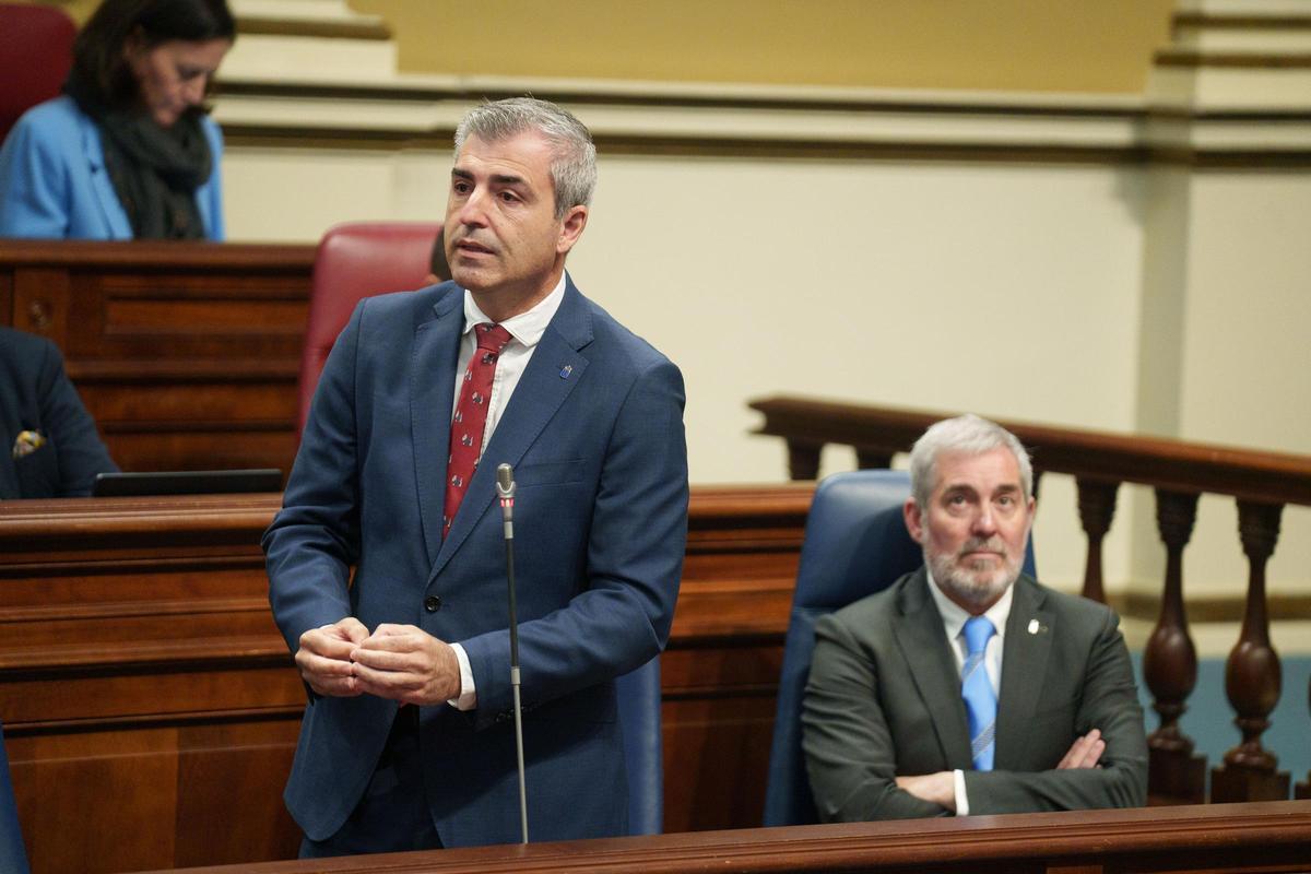 Manuel Domínguez y Clavijo, al fondo.