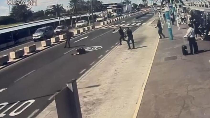 Vídeo del tiroteo en el aeropuerto de Gran Canaria: así actuó la Policía ante un asaltante armado con cuchillo