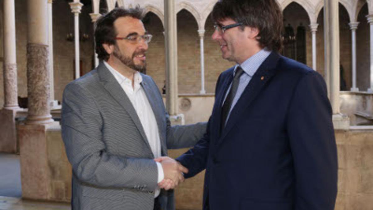 Juli Fernàndez, alcalde de Sabadell, durante la reunión con el President de la Generalitat, Carles Puigdemont.