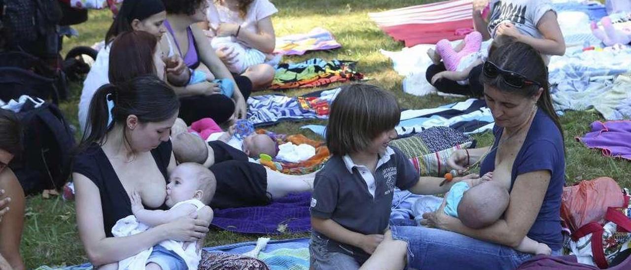 Madres del grupo de lactancia &quot;Teta e coliño&quot;, en el parque de Castrelos el pasado verano. // Ricardo Grobas