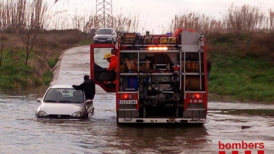 Els Bombers en el moment de rescatar el conductor.