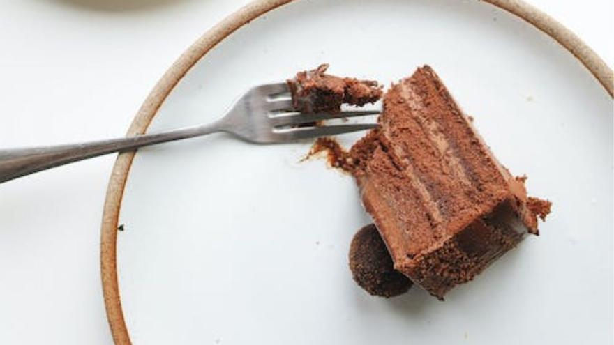 El bizcocho de chocolate más saludable que se prepara con solo 2 ingredientes