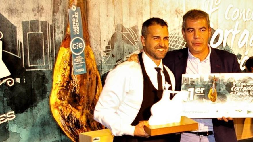 Un alcantarillero gana uno de los concursos de cortadores de jamón más prestigiosos