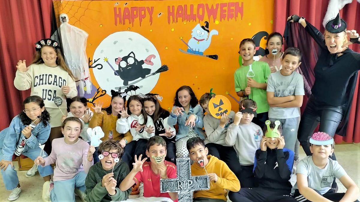 Grupo de alumnos del colegio El Llano celebrando Halloween