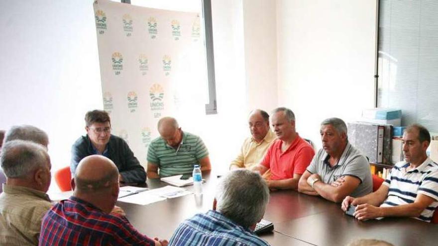 Miembros de Unións Agrarias en la reunión de ayer. // Bernabé/Luismy