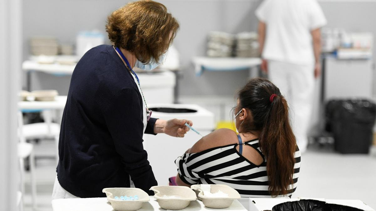 Una enfermera del Hospital Zendal de Madrid administra una dosis de la vacuna de AstraZeneca, este lunes.