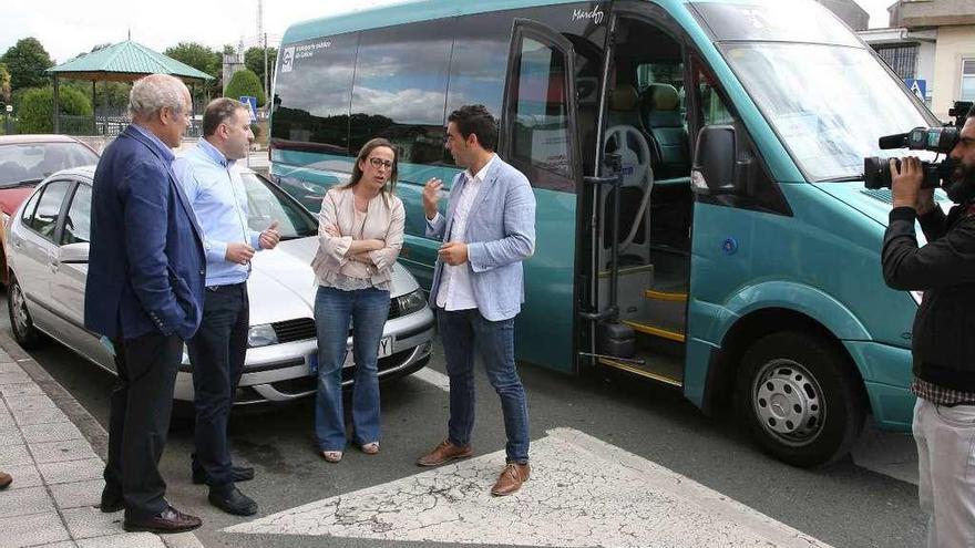 Ethel Vázquez y Luis López, junto a la salida de la línea entre Rodeiro y Lalín . // Bernabé