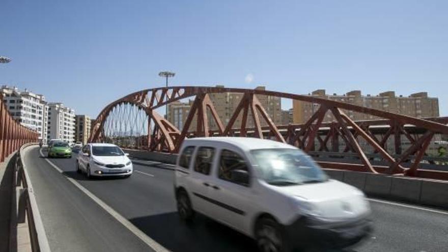 Los vecinos del «puente rojo» consideran un maquillaje el plan para la infraestructura.