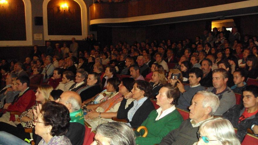 El Teatro Colón, lleno a rebosar, durante la lectura del pregón de las fiestas de San Antoniu de 2011. | J. M. Carbajal