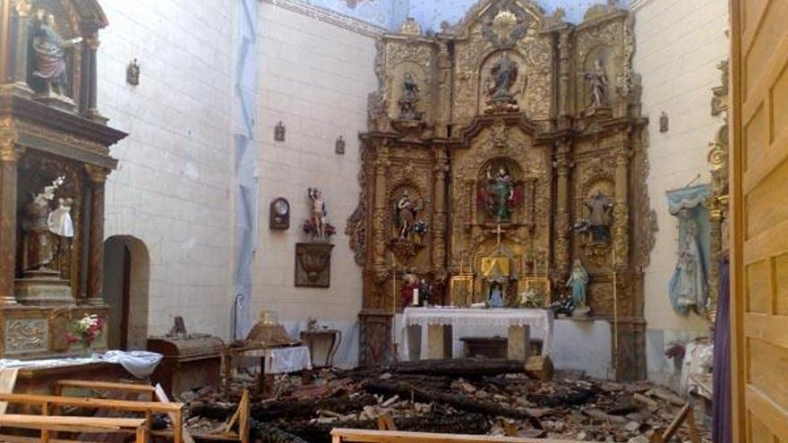 Un incendio causado por una tormenta destruye la cubierta de la iglesia de Tardajos de Duero (Soria)