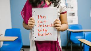 Cirugía gratis para niños que sufren bullying: la solución contra el acoso que ha desatado la polémica
