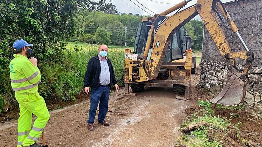 El edil Antonio Ferro Losada supervisa las obras en Siador.