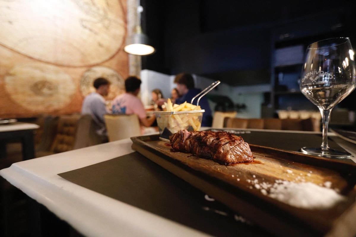 En imagenes | Carnívoro, el restaurante con los mejores huevos rotos de Zaragoza: “Nos hace especiales, más que la carne”