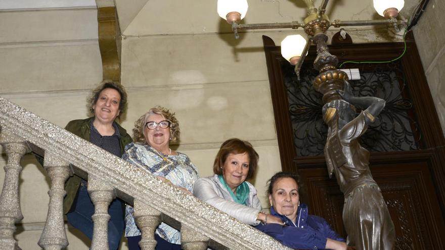 Les organitzadores de la Mostra d&#039;Art Floral a la Casa Nouvilas.