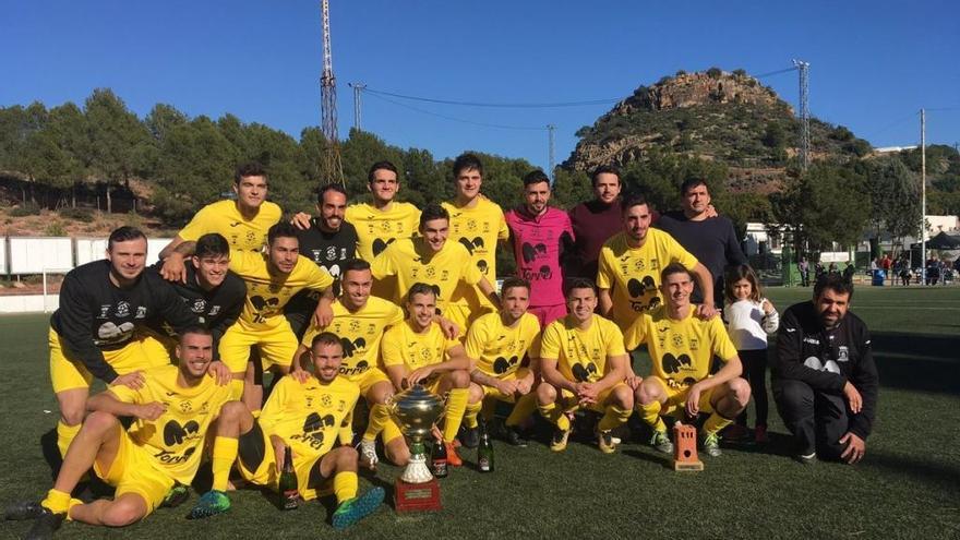 Los campeones posan con el trofeo tras la victoria final