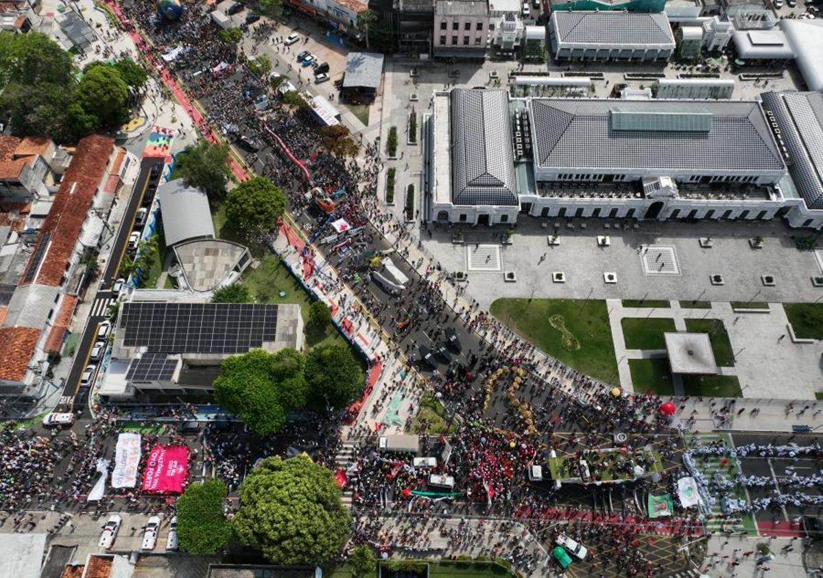 Manifestantes llenan las calles de Belém para reclamar mayor ambición climática en plena COP30
