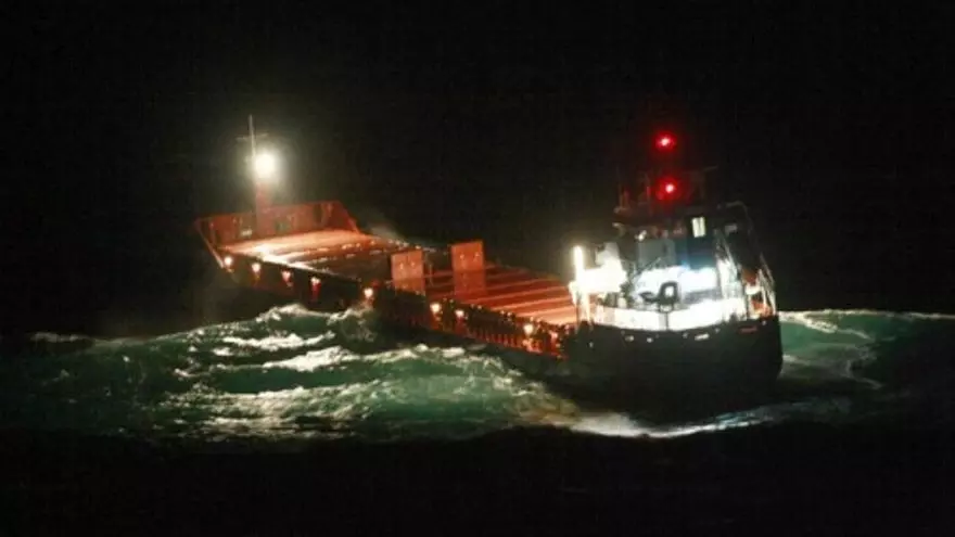 Abis Calais, remolque in extremis del barco averiado