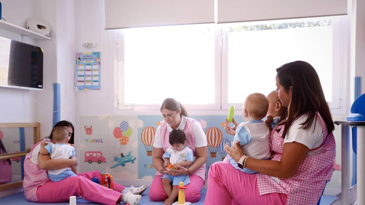Tres profesoras con sus alumnos en una escuela infantil.