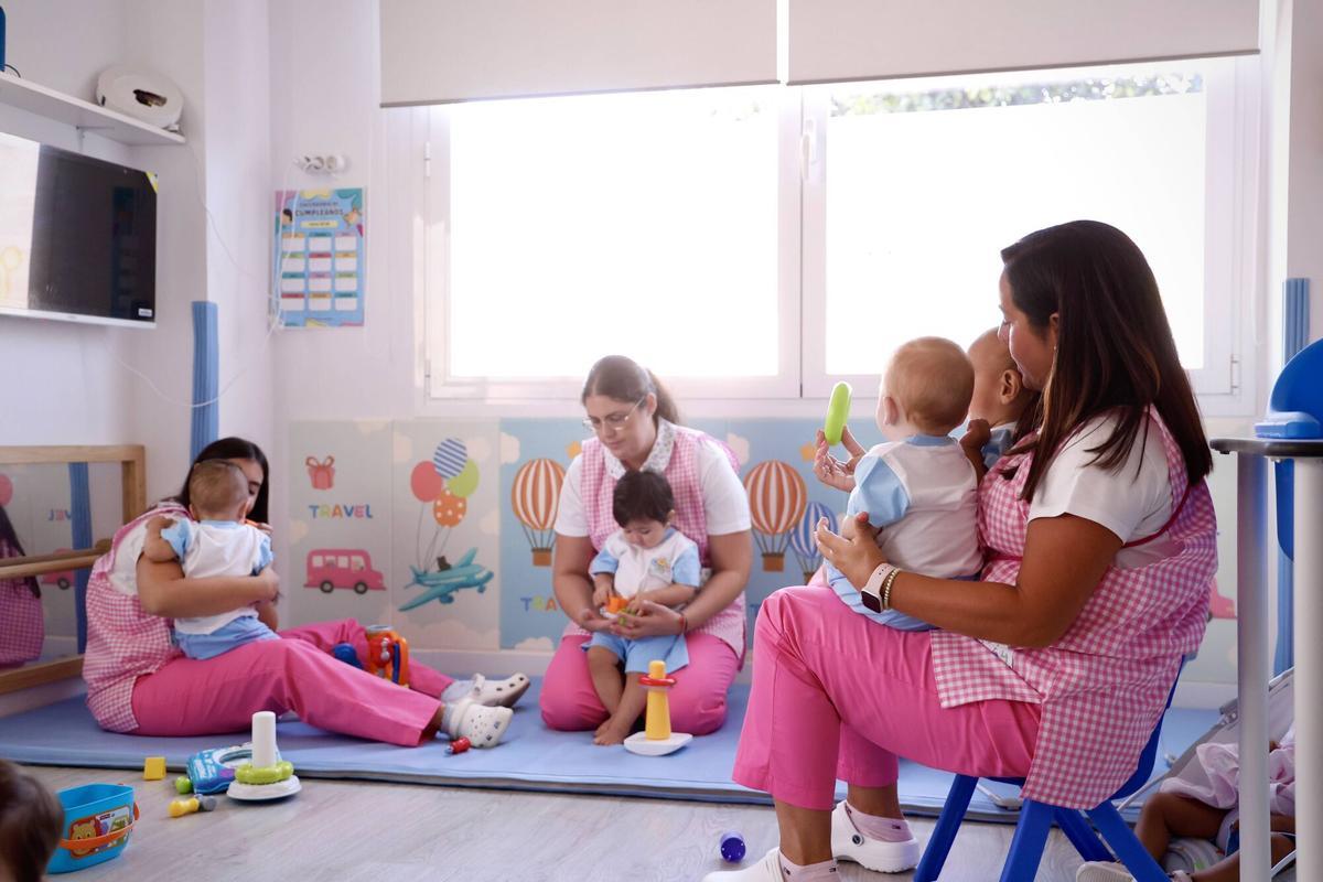 Tres profesoras con sus alumnos en una escuela infantil.