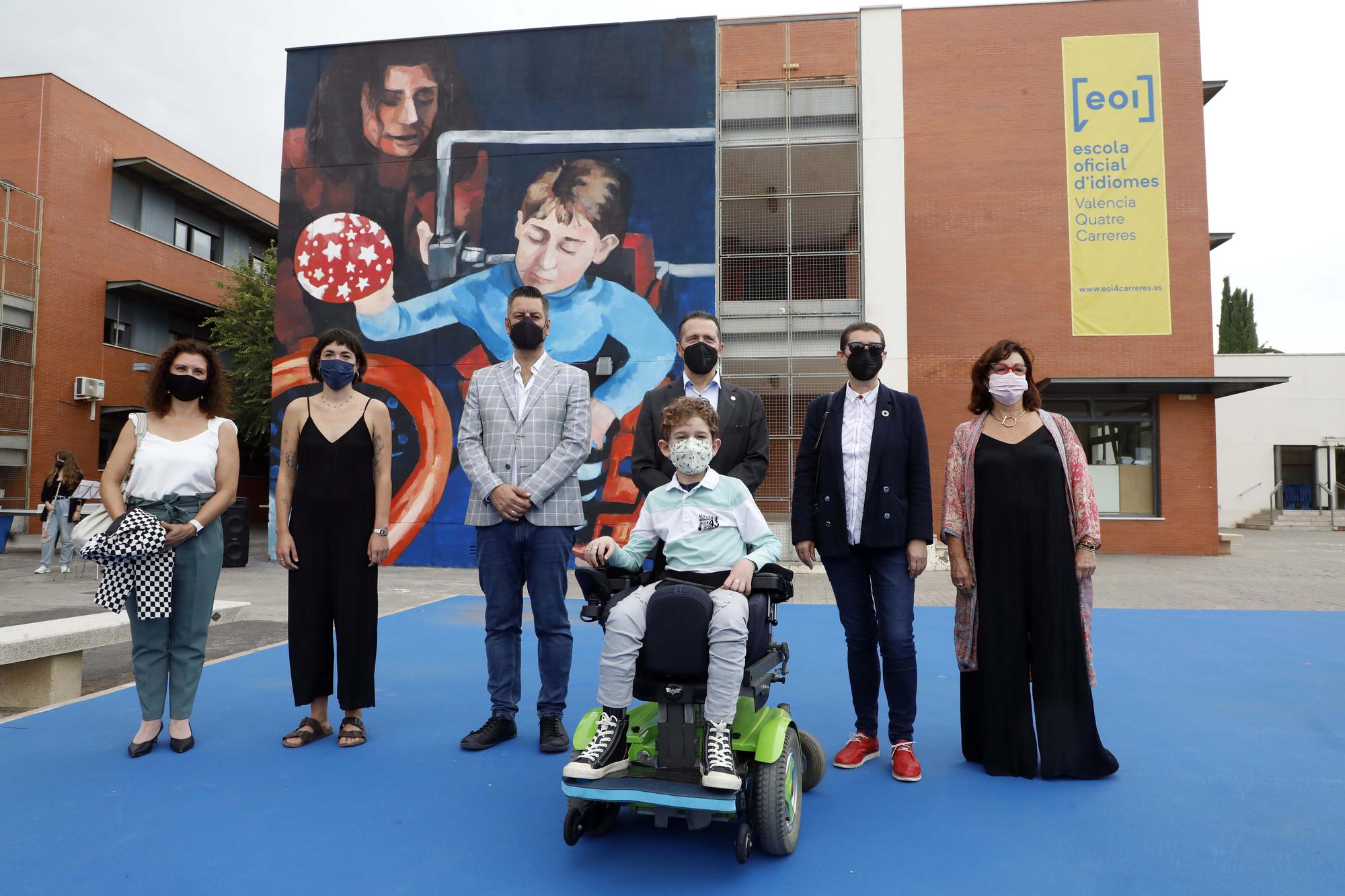 La investigadora Elena García y Álvaro de la Calle protagonizan un nuevo mural sobre científicas