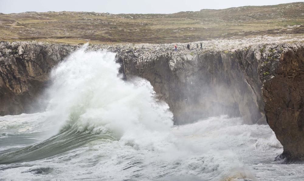 Temporal de lluvia y fuerte oleaje en Asturias