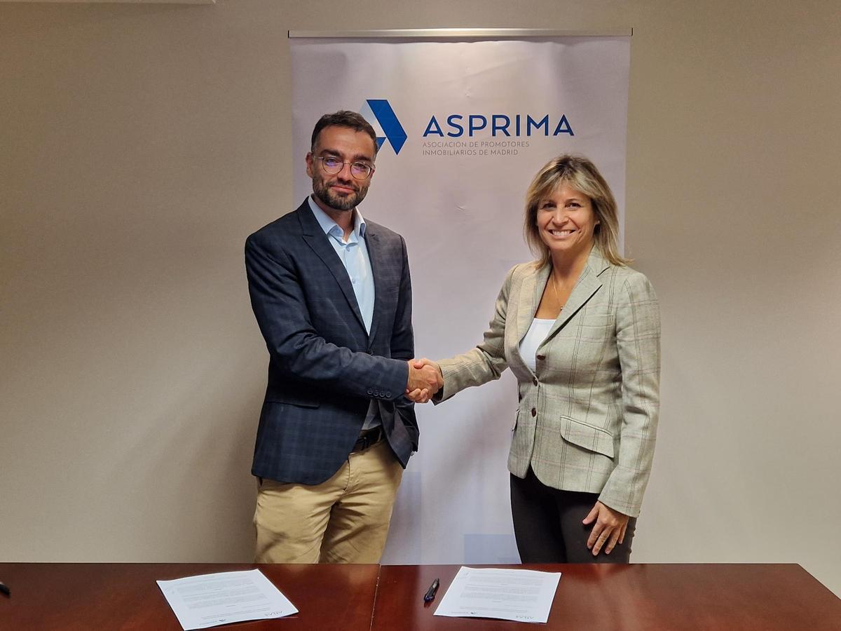 Alejandro Bermúdez, CEO de Atlas RE, y Carolina Roca, presidenta de la patronal Asprima