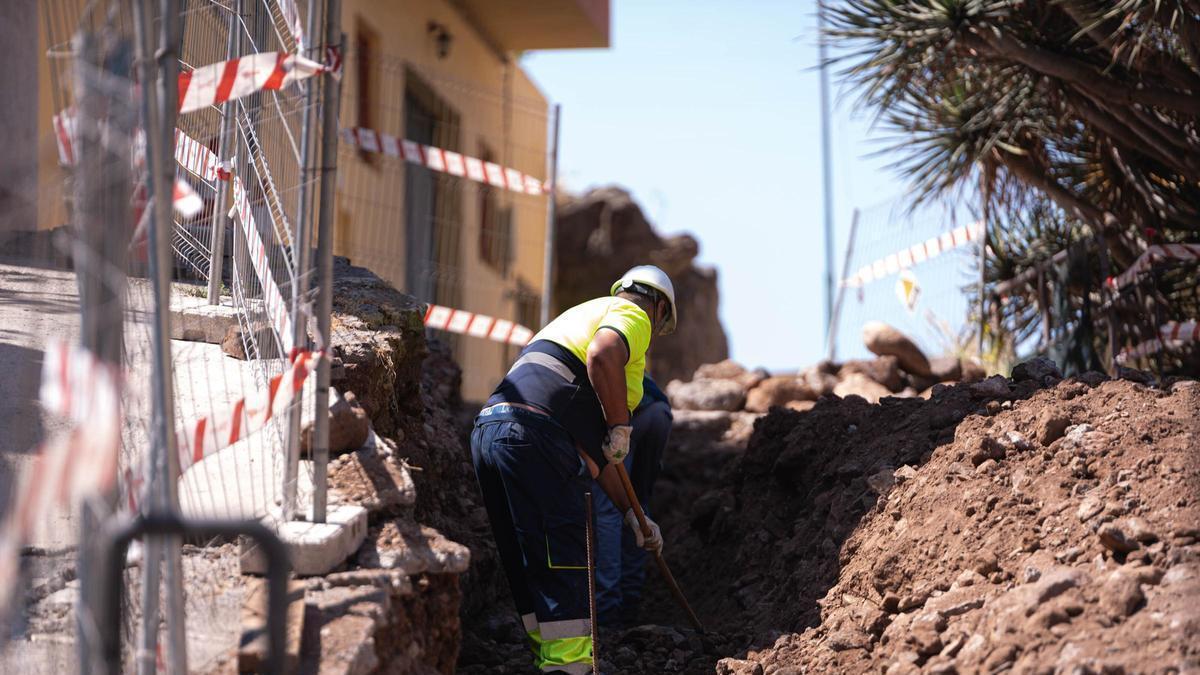 Un operario trabaja en una obra pública.