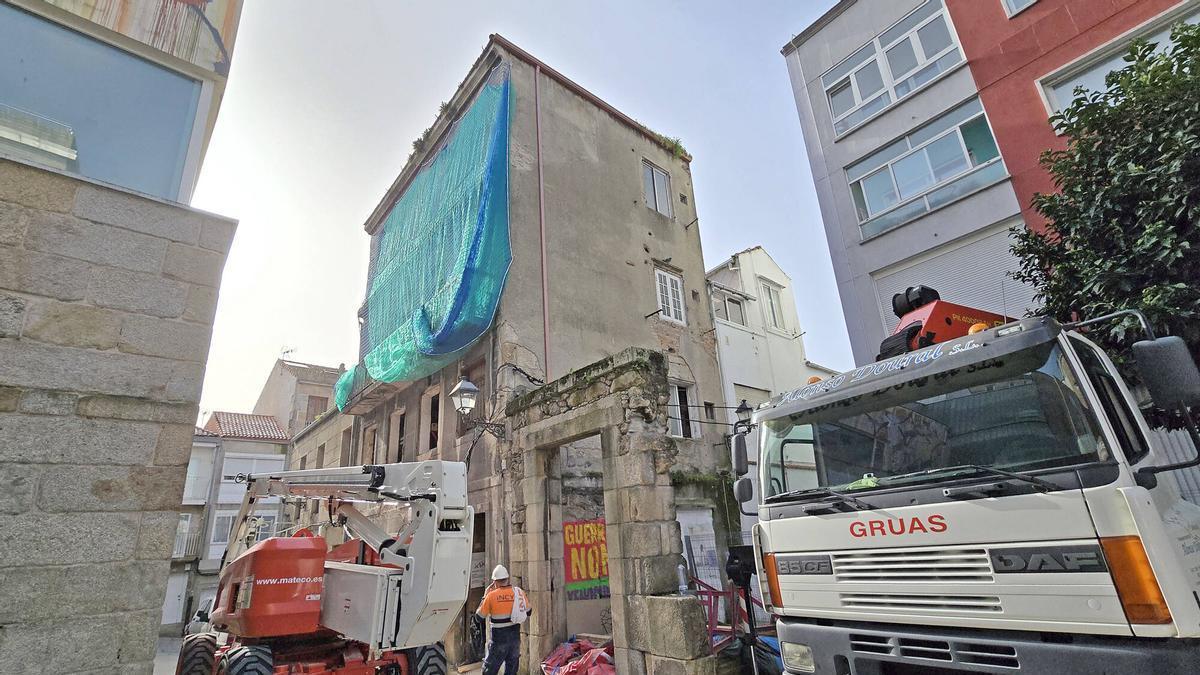 Obras de reforma en la rúa Chao para hacer un edificio de viviendas turísticas.