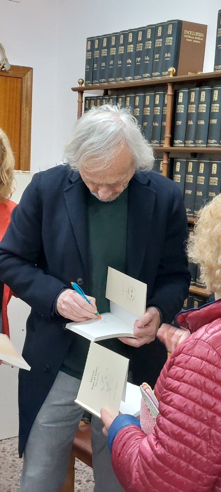 Ramón Gil firmando ejemplares