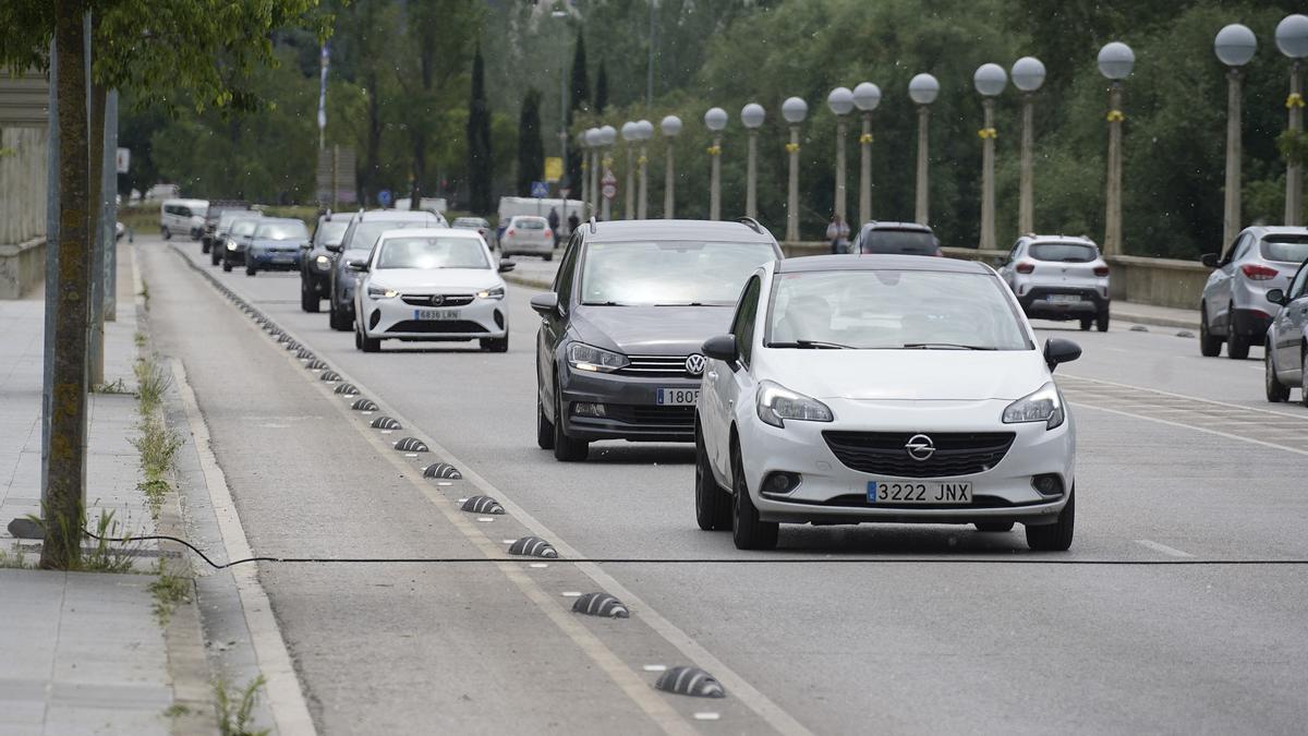 Cotxes passant per un dels cables que compten els vehicles pel Pla de Mobilitat.