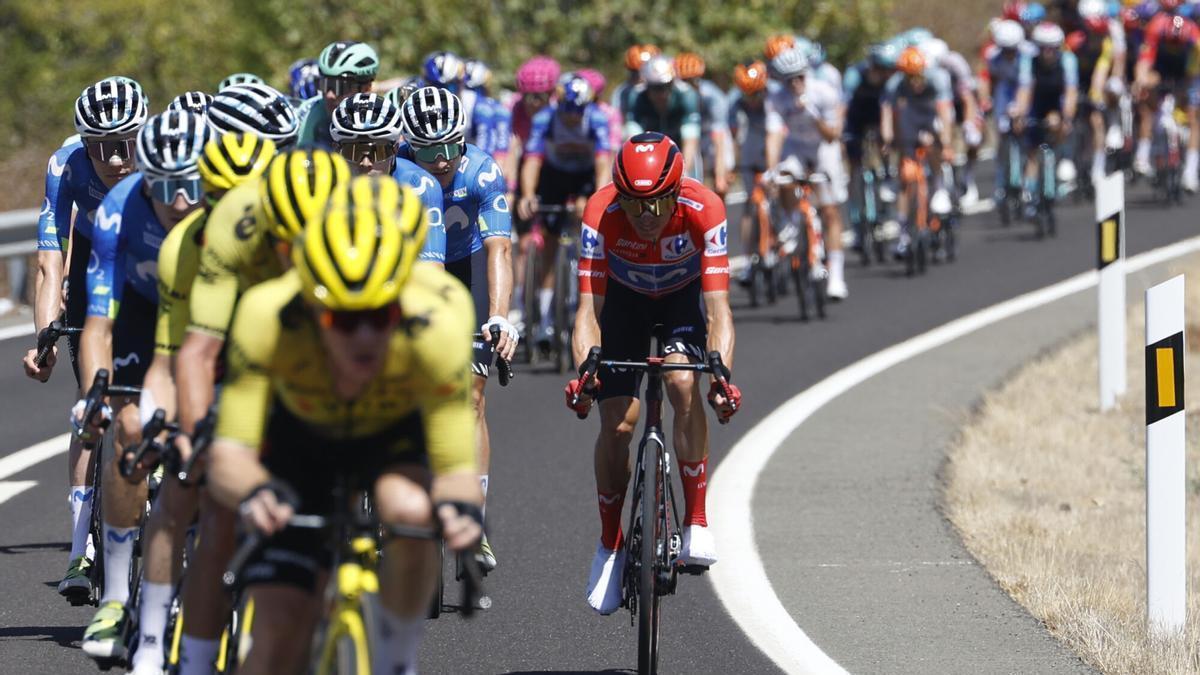 El líder de la clasificación general, el español Enric Mas (c), del equipo Movistar, junto al pelotón durante la 16ª etapa de la Vuelta en Huelva.
