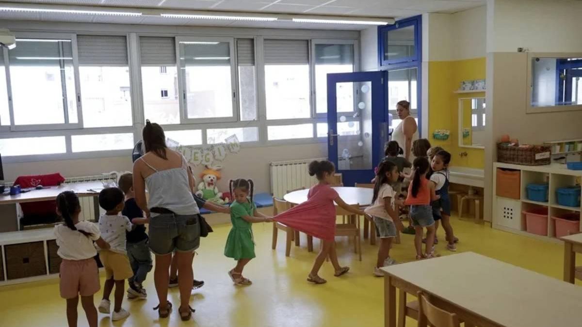 Pocos niños, más plazas públicas y un sector en crisis: la caída de la natalidad atiza a las escuelas infantiles privadas