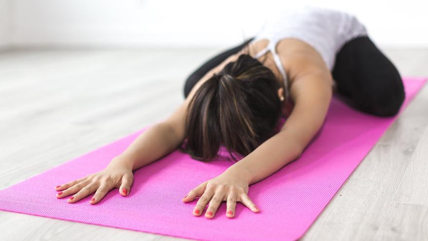 Esta postura de yoga es recomendada para dormir bien por las noches