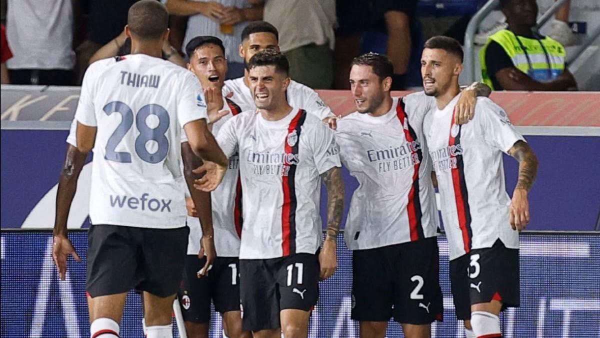 Los jugadores del Milan celebran el gol de Pulisic