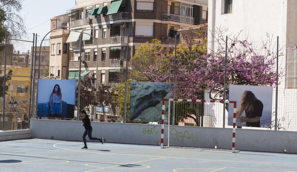 PhotoAlicante bate su récord de intervenciones urbanas y saca a la calle los proyectos de 14 artistas entre Alicante y Sant Joan.