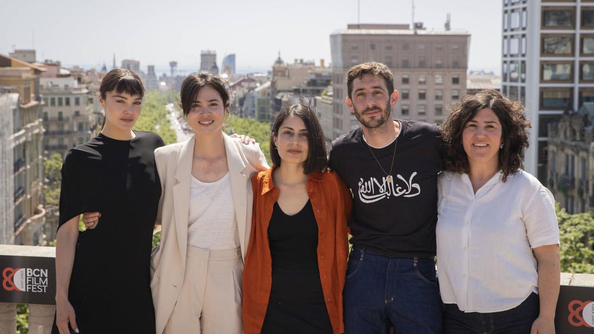 Celia Rico, en el centro, flanqueada por los actores Ana Rujas, Loreto Mauleón y Enric Auquer y la productora Sandra Tapia.
