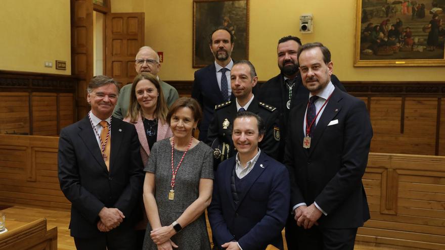 Los servidores de Gijón agradecen emocionados la concesión por aclamación de las medallas de la ciudad