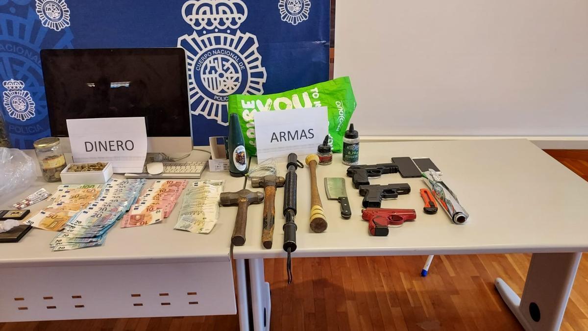 Armas y dinero encontradas en el &quot;narcopiso&quot; de Elche.