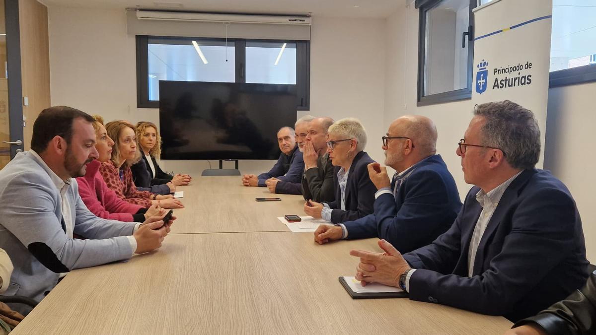 Presentación del equipo directivo del área sanitaria II a los alcaldes del Caudal