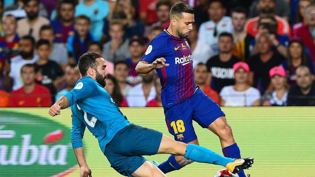 Jordi Alba, en una acción con Carvajal, en su partido oficial 199 con el FC Barcelona