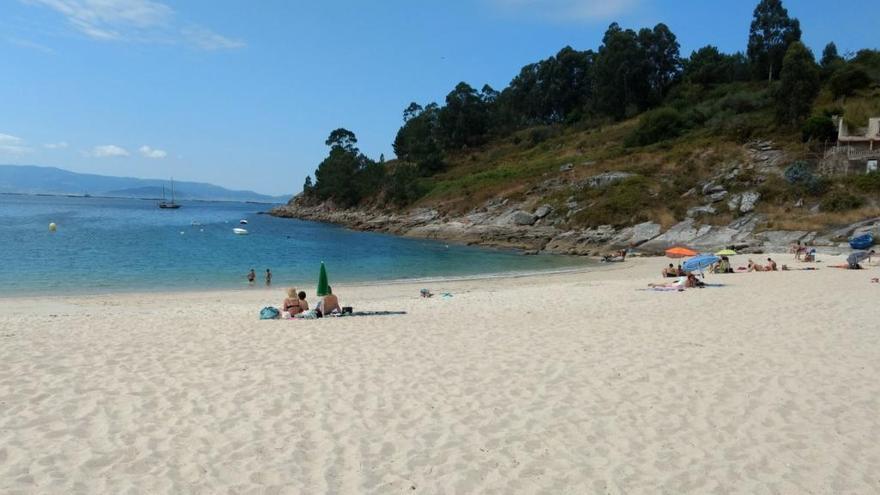 Bañistas en la playa de Limens, esta mañana. // Raquel Otero