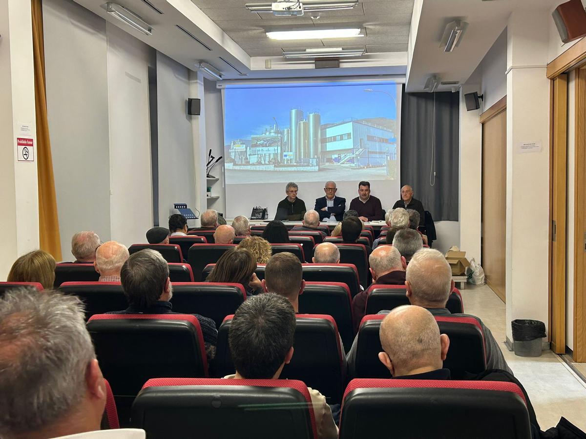 La casa de cultura, llena durante la presentación de la guía.