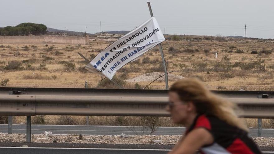 Pancarta en los terrenos de Rabasa donde quería abrir Ikea.