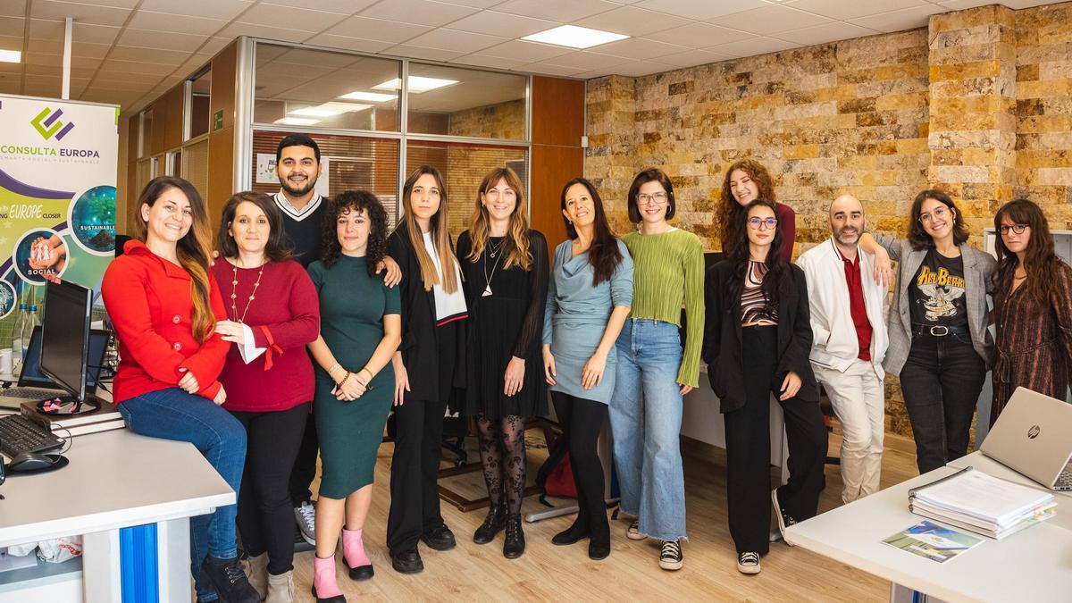 Parte del equipo de Consulta Europa. En el centro, de izquierda a derecha Elena Herrera, Beatrice Avagnina, Michelle Perello y Sara Amador.