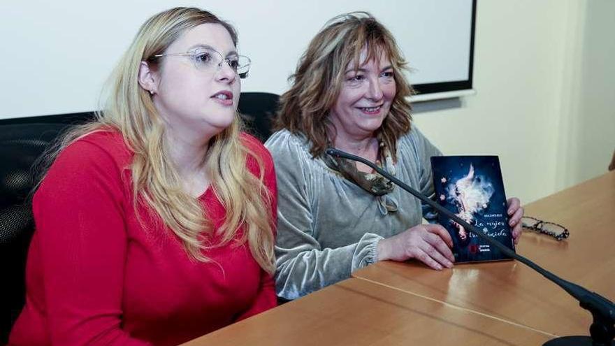 Por la izquierda, Alejandra Rico y Ana Zarzuelo, en la presentación del libro &quot;La mujer traslúcida&quot;.