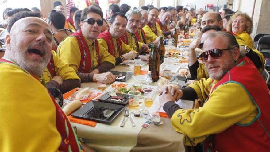 Reponiendo fuerzas en la Plaça de Dins