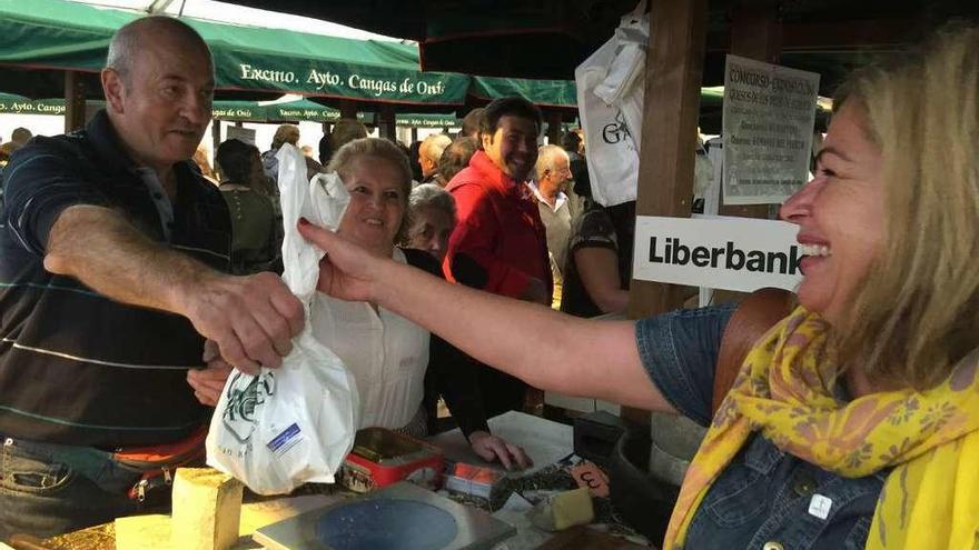 Venta de queso en Cangas de Onís, en una edición pasada de la feria de los Picos de Europa.