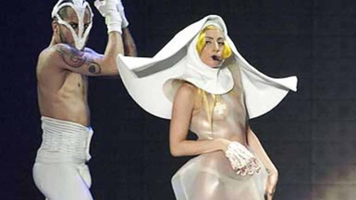 Lady Gaga actúa durante la primera noche de su Gira Monster Ball el 19 de febrero de 2011 en el Boardwalk Hall de Atlantic City.